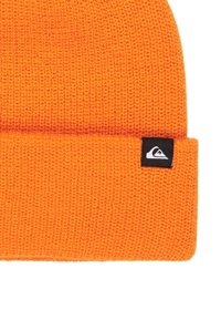 Oranje beanie muts van gebreid materiaal met een omgeslagen rand. Bevat een zwart label met een wit logo. Textuurvol en warm.