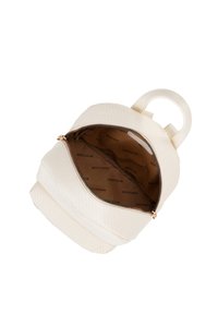 Mochila texturizada color crema con cierre de cremallera y asa redonda, que presenta un interior estampado con marca impresa.