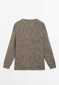 Maglione a maglia marrone e crema con collo rotondo, maniche lunghe e un motivo texturizzato e macchiato. Nessun chiusura o decorazione visibili.