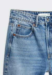 Jeans in denim azzurro chiaro con un design sbiadito, rivetti in rame e tasche cucite. Presentano una chiusura con bottoni e un'etichetta che indica la taglia 34.