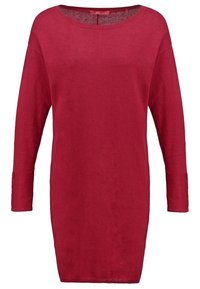 Robe rouge tricotée à manches longues avec un col rond, présentant une coupe décontractée et des manches côtelées, fabriquée en tissu doux.