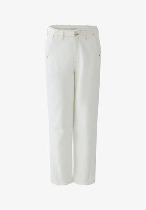Pantalon blanc à jambe droite avec passants pour ceinture, poches avant, fermeture par bouton et coutures visibles, conçu avec une coupe ample et une finition soignée.