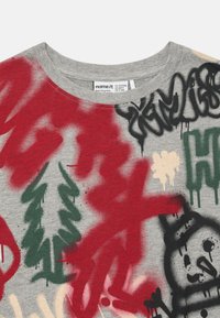 Szara bawełniana koszulka z wielokolorowymi wzorami graffiti w odcieniach czerwieni, zieleni i czerni, z okrągłym dekoltem i luźnym krojem.