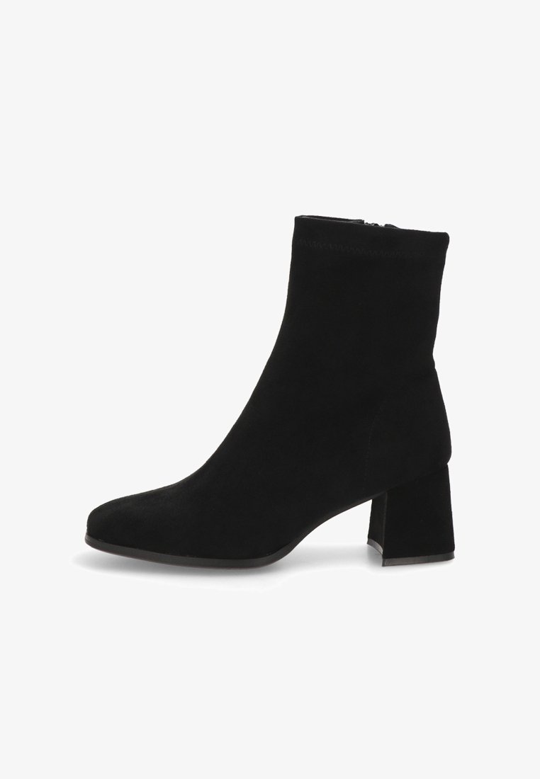 Botín negro de tobillo hecho de suave ante, con punta cuadrada y tacón grueso. Textura suave sin hardware o acentos visibles.