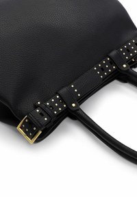 Sort lædertaske med pebbled tekstur, gulddetaljer i form af nitter og flade håndtag, med justerbar strop.