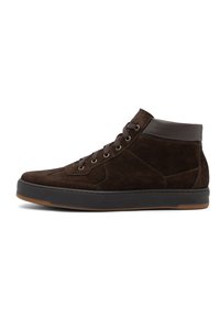 Baskets montantes en daim marron foncé avec semelle en caoutchouc noire, laces à l'avant et col rembourré en cuir sur fond blanc.