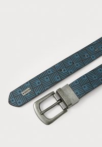 Gürtel mit blauem gemustertem Riemen, der Quadrate und Sterne zeigt, metallischer Schnalle mit gebürstetem Finish und Markenschild.