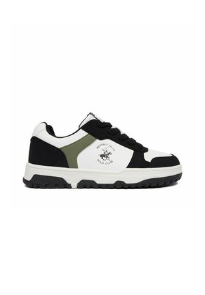 Låga sneakers i vitt, svart och grönt med svarta skosnören och "Beverly Hills Polo Club"-logotyp på sidan.