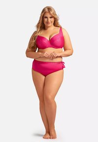 Fuksjowy zestaw bikini z formowanym biustonoszem o strukturze fal i wysokim stanem majtek z bocznym wiązaniem. Gładka tkanina.