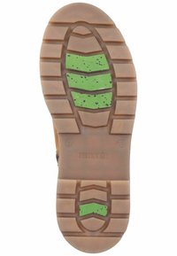 Suela de zapato con una base de goma marrón texturizada y tres acentos verdes en ángulo. Presenta surcos profundos para mayor tracción y el nombre de la marca "remonte."