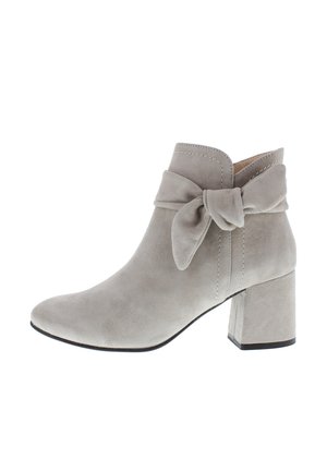 Hellgrauer Wildleder-Stiefelette mit Blockabsatz und dekorativem Schleifenband, das am oberen Rand seitlich gebunden ist.