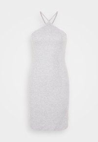 Harmaa halterneck-mekko, jossa on tiukka muotoilu ja ristikkäiset olkaimet. Valmistettu pehmeästä kankaasta, sileä textura, polvipituinen leikkaus, minimaalinen yksityiskohtaisuus.