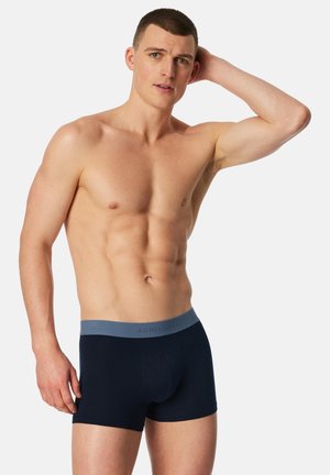 Marineblauwe boxershorts met een lichtgrijze elastische tailleband. Gemaakt van gladde stof met een aansluitend ontwerp, met minimale merkopdruk op de tailleband.