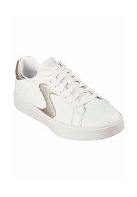 Zapatilla blanca hecha de piel sintética con acentos en dorado claro. Presenta una textura suave, punta redonda y diseño tradicional de cordones.
