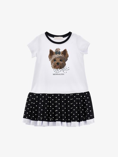Λευκό κοντομάνικο φόρεμα με μαύρο γιακά, τυπωμένο πρόσωπο σκύλου με φιόγκο, το κείμενο «MONNALISA» και μαύρη φούστα με πιέτες και λευκές πουά κουκκίδες.