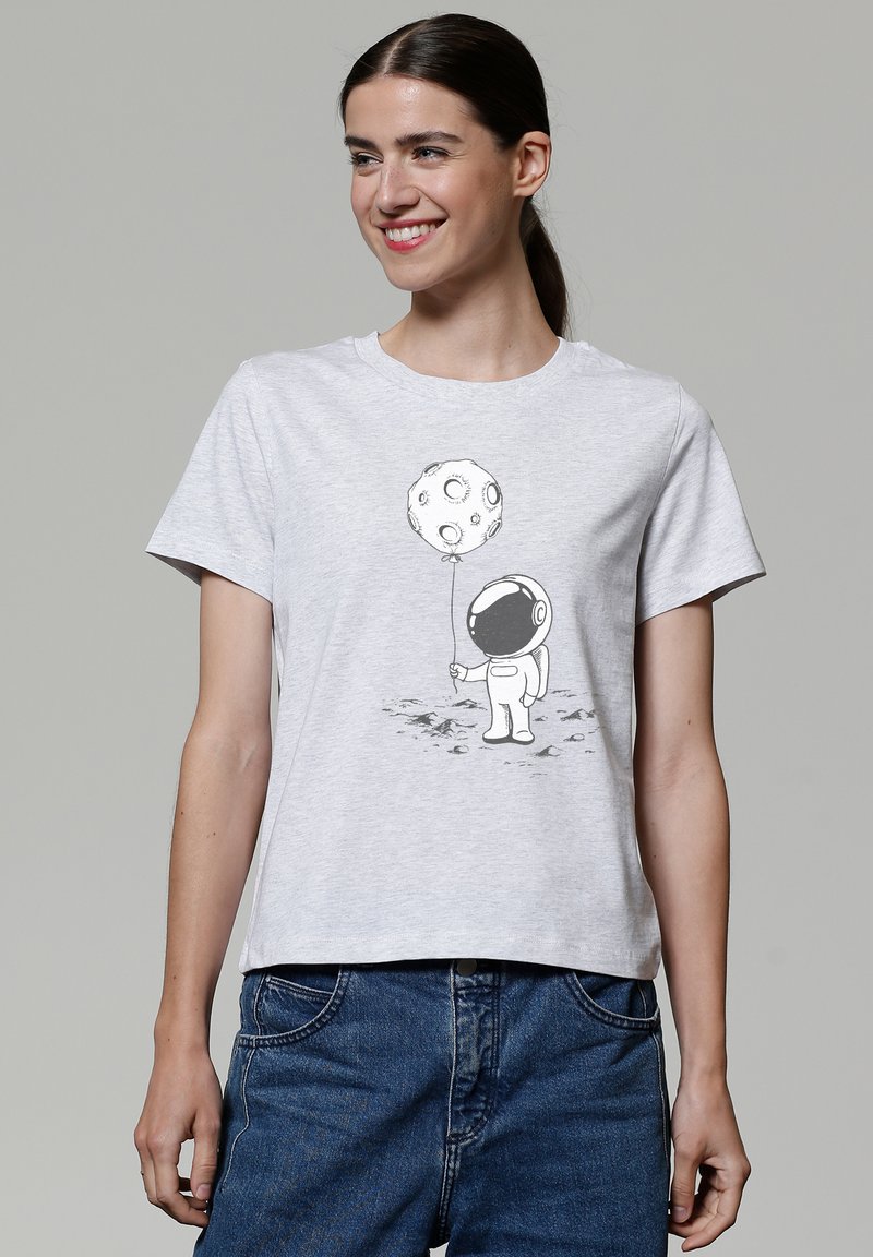 Grijze katoenen t-shirt met korte mouwen, voorzien van een zwart-witte astronaut die een maanpatroon ballon vasthoudt. Casual pasvorm.