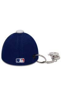 Portachiavi blu navy a forma di cappellino da baseball, con un bottone bianco in cima e un piccolo logo MLB ricamato sul davanti.