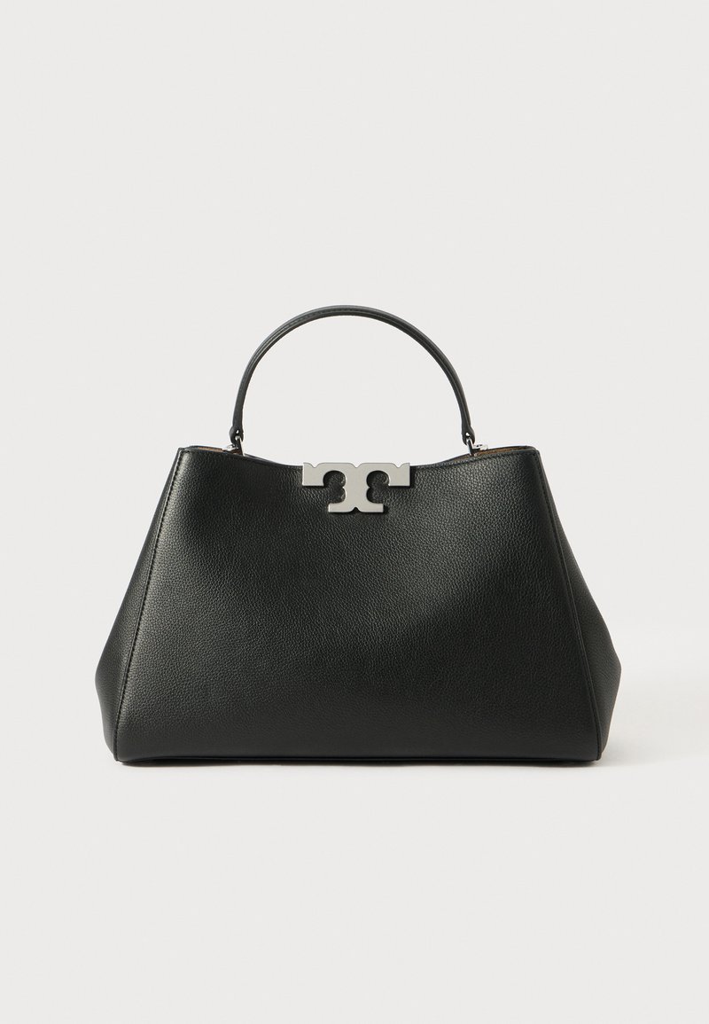Bolso de mano de cuero negro con un diseño estructurado, que presenta un asa superior y un acento de logo plateado prominente en la parte delantera.