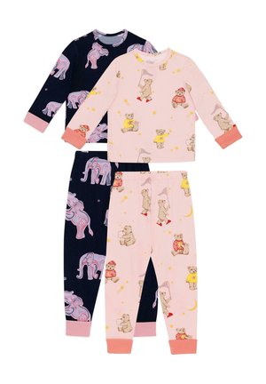 To sæt børnepyjamas, en lyserød med bamse- og stjernemønstre, og en navy med lyserøde elefantmønstre, begge med lange ærmer og bukser.