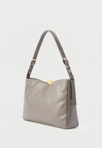 Szürke bőr válltáska állítható pánttal és aranyszínű csattal, egyszerű fehér háttér előtt.