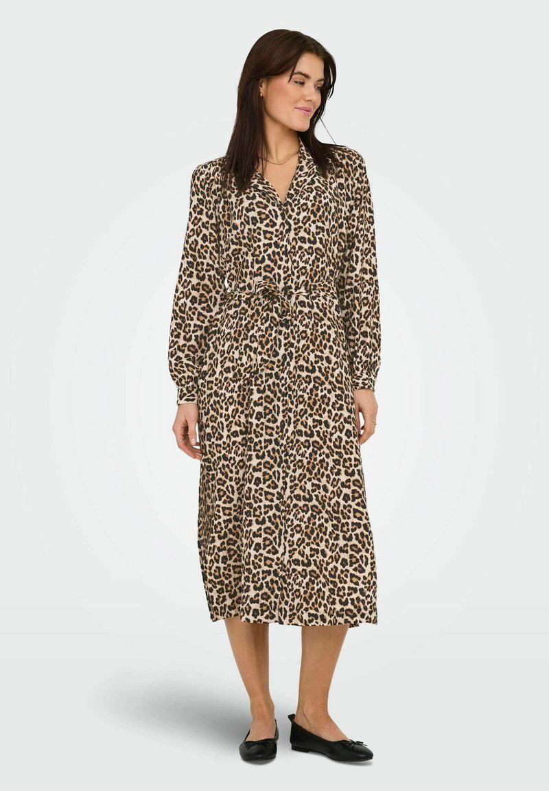 Robe midi en imprimé léopard avec des manches longues, une taille ceinturée et un col. Fabriquée en tissu doux, elle présente un schéma de couleurs beige et marron.