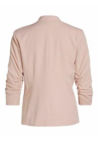 Rosa blazer i blush med strukturerad design, uppvikta ärmar, mjukt tyg och bakre sömmar för kontur. Inga synliga stängningar eller detaljer.