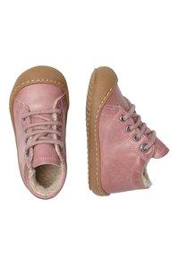 Zapatos de cuero rosa con diseño de cordones, suelas de goma marrón y forro suave. Presentan una puntera redondeada y una suela texturizada para mayor agarre.