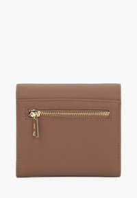 Brązowy skórzany portfel z kieszonką na zamek w kolorze złotym na przedniej stronie. Gładka tekstura i prostokątny kształt z przeszytymi brzegami.