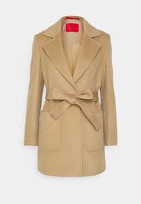 Kamel-farbener Wollmantel mit breiten Umschlägen, zwei aufgesetzten Taschen vorne und einem gebundenen Gürtel in der Taille.