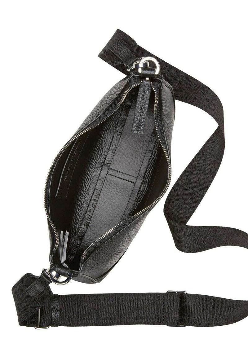 Zwarte leren tas met een gestructureerde afwerking, ritssluiting aan de bovenkant en een verstelbare stoffen schouderband met een geometrisch patroon. Interieur met zichtbare vakken.