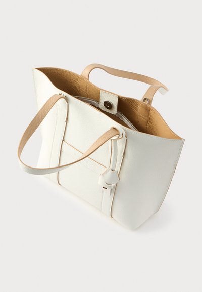 Λευκή τσάντα χειρός από δέρμα με καφέ λαβές, ανοιχτό πάνω μέρος και επένδυση στο εσωτερικό. Διαθέτει κούμπωμα με πατητήρα και διακοσμητικό ράψιμο.