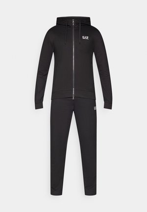 Chándal negro que incluye una sudadera con capucha con cremallera y pantalones a juego. Fabricado con un tejido suave, cuenta con detalles del logo EA7 en ambas piezas.