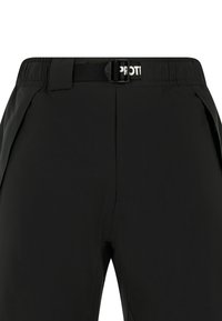 Zwarte broek met een tailleband met gesp, geplooid ontwerp en een zachte, lichte stofstructuur. Geen zichtbare patronen.