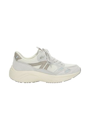 Baskets de sport blanches avec un tissu texturé et des accents en daim. Présente une semelle épaisse et rembourrée, ainsi que des détails gris discrets sur les côtés.