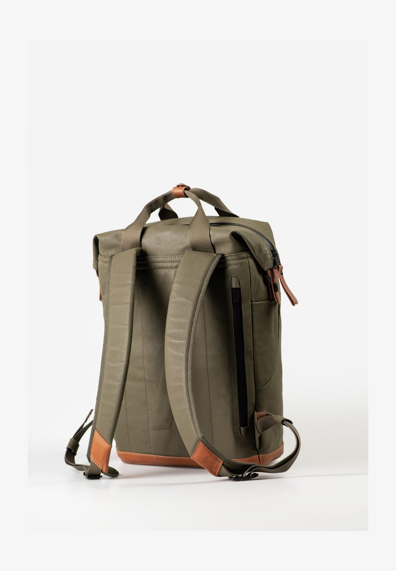 Olivgrüner Rucksack mit gepolsterten Schultergurten, oberen Tragegriffen, seitlicher Reißverschlusstasche und braunen Lederakzenten an den Gurtenden und am Boden.