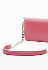 Rechteckige rosa Leder-Clutch mit einer goldenen Kette und passendem rosa Ledertragegurt auf einem weißen Hintergrund.