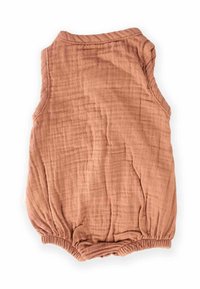 Dusty rose bezrukavni kombinezon napravljen od teksturirane muslina s elastičnim otvorima za noge i blago naboranim izgledom.