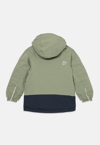 Twee-kleurige groene en zwarte hooded jas met elastische manchetten, een klein reflecterend logo op de bovenrug en reflecterende strepen op de mouwen.