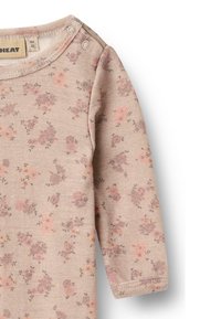 Camiseta de manga larga para bebés en suave tela beige, con un estampado floral en tonos de rosa y púrpura. Incluye dos botones de presión en el hombro.