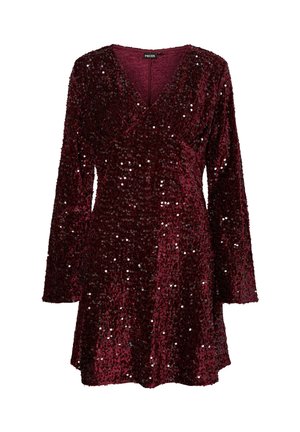 Robe en sequins bourgogne avec manches longues, décolleté en V et coupe décontractée. Présente des sequins brillants sur un tissu texturé pour plus de profondeur.