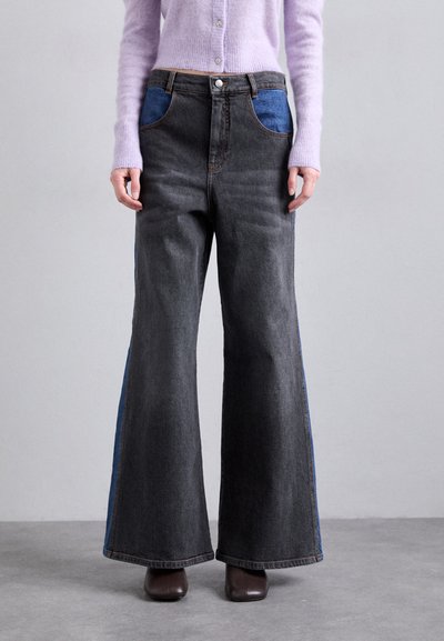 Jeans cu picioare largi din denim negru, cu accente de pană albastră la buzunare. Talie înaltă, design cu cinci buzunare și detalii cu cusături în contrast.
