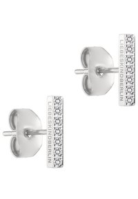 Silberne Steckerohrringe mit vertikalem Balkendesign, versehen mit klaren Edelsteinen und gravierter Markenkennung. Glatte Metalloberfläche und polierte Textur.