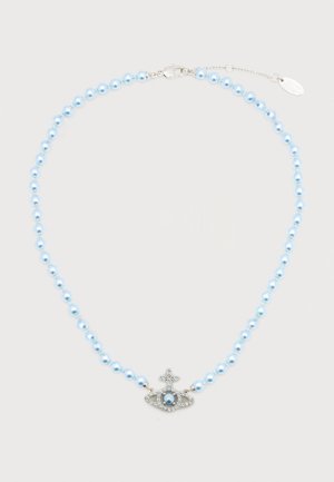 Vaaleansininen helmikaulakoru, jossa on hopeanvärinen, palloja muistuttava riipus, joka on koristeltu kirkkailla kristalleilla ja jossa on päällään risti.