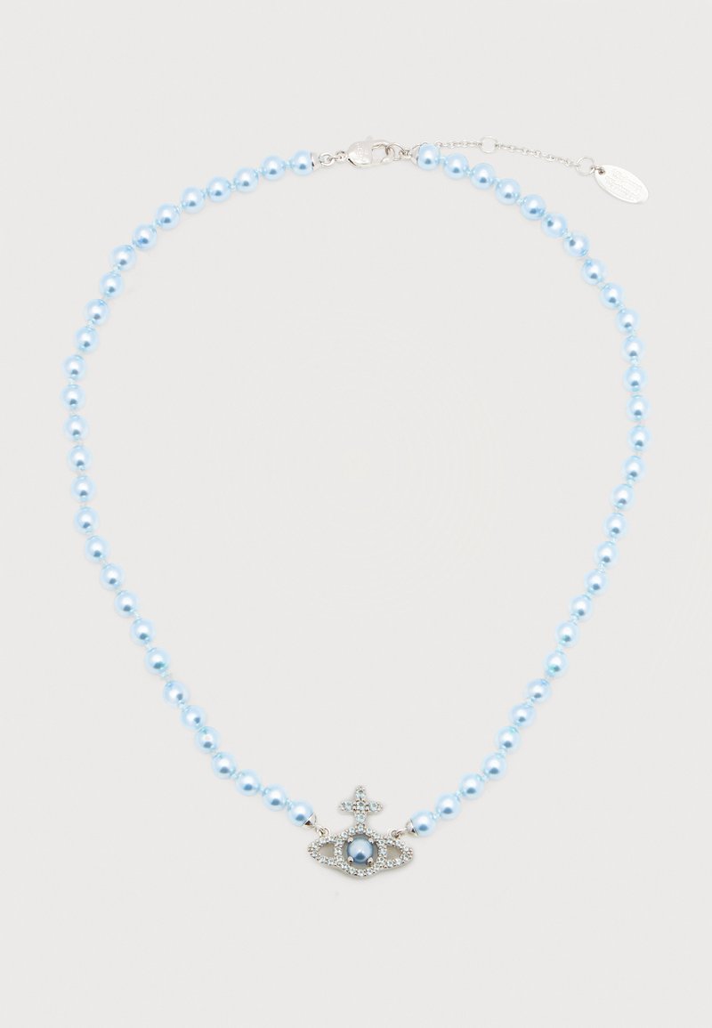 Κολιέ με ανοιχτό μπλε μαργαριτάρι και ασημένιο μενταγιόν σφαιρικού σχήματος, διακοσμημένο με καθαρά κρύσταλλα και σταυρό στην κορυφή.