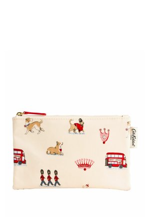 Estuche beige con cremallera con ilustraciones de autobuses rojos de Londres, guardias reales, coronas y perros en varias posturas y atuendos.