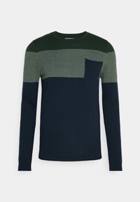 Chemise en tricot à manches longues de couleur bleu foncé, ornée de rayures horizontales vertes et à motifs, avec une petite poche sur la poitrine côté gauche.