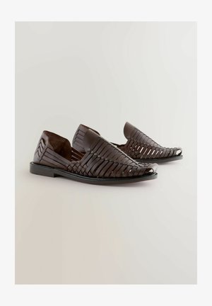 Bruine geweven leren instapschoenen met open teen, met een gladde oppervlakte, platte zool en een afgerond ontwerp voor comfort.