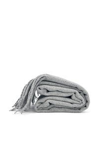 Coperta grigia piegata realizzata in un tessuto morbido, con una texture liscia e bordi frangiati, impilata ordinatamente per mostrare la sua forma compatta.
