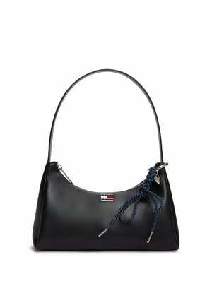 Zwarte leren handtas met een enkele band, zilveren rits, een blauw touwtje dat in een strik is gebonden, en een klein rechthoekig logo aan de voorkant.