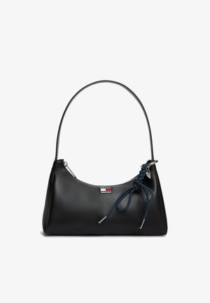 Sac à main en cuir noir avec une seule anse, une fermeture éclair argentée, une corde bleue nouée en nœud papillon et un petit logo rectangulaire sur le devant.